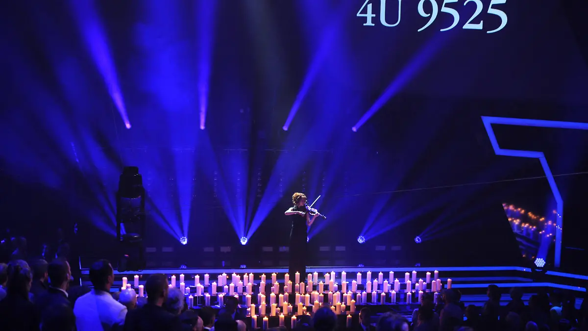 dpatopbilder - US-Violinistin Lindsey Stirling steht am 26.03.2015 in Berlin bei der Verleihung des Musikpreises Echo beim Gedenken an die Absturzopfer der Germanwings A320 mit der Flugnummer 4U 9525, die am 24.03.2015 in den französischen Alpen abgestürzt war, auf der Bühne. Mit dem Echo werden zum 24. Mal die erfolgreichsten Musikproduktionen geehrt. Foto: Britta Pedersen/dpa +++(c) dpa - Bildfunk+++