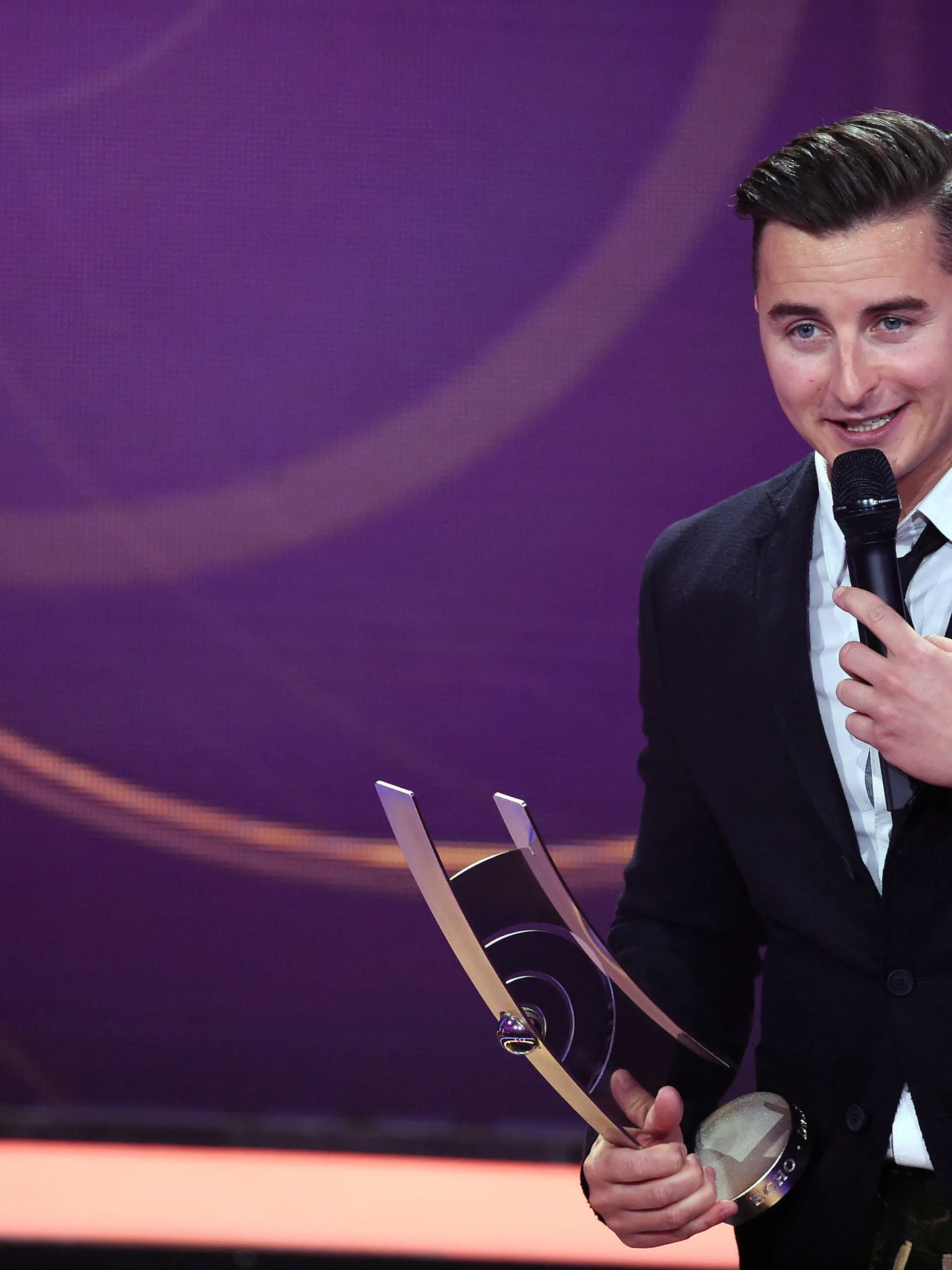 Der österreichische Sänger Andreas Gabalier freut sich am 26.03.2015 in Berlin bei der Verleihung des Musikpreises Echo über die Auszeichnung der Kategorie "Volkstümliche Musik". Mit dem Echo werden zum 24. Mal die erfolgreichsten Musikproduktionen geehrt. Foto: Britta Pedersen/dpa +++(c) dpa - Bildfunk+++