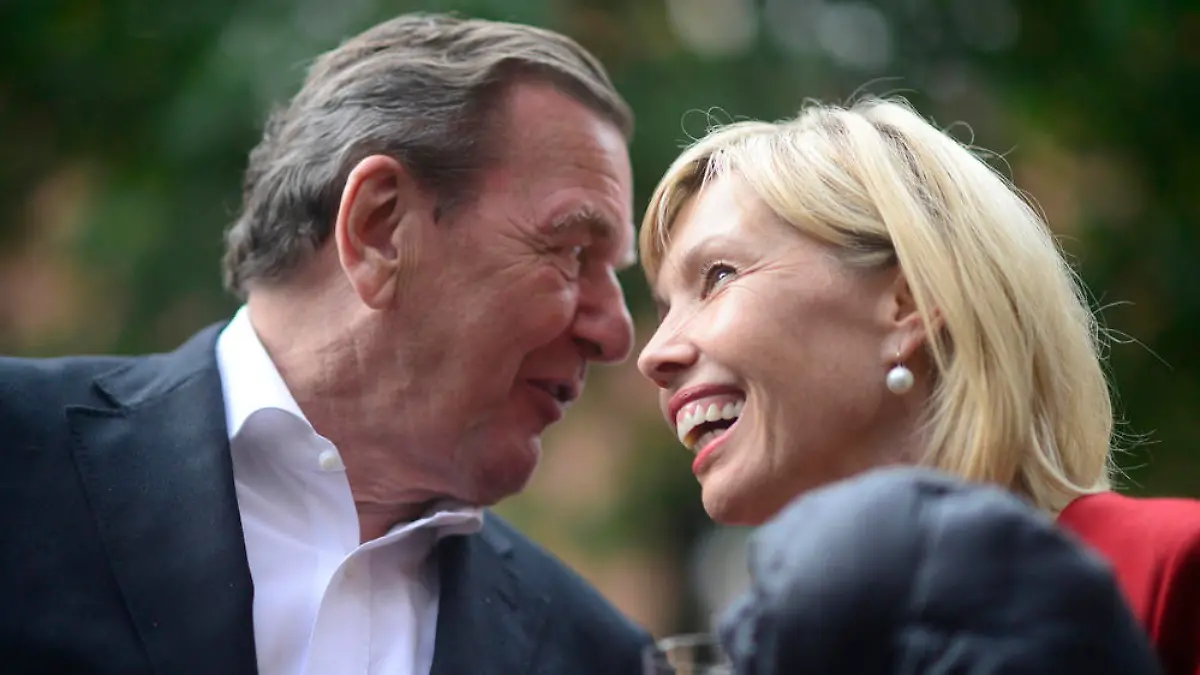 Ein Bild aus besseren Zeiten: Gerhard und Doris Schröder-Köpf 2012 beim Sommerfest der SPD in Hannover