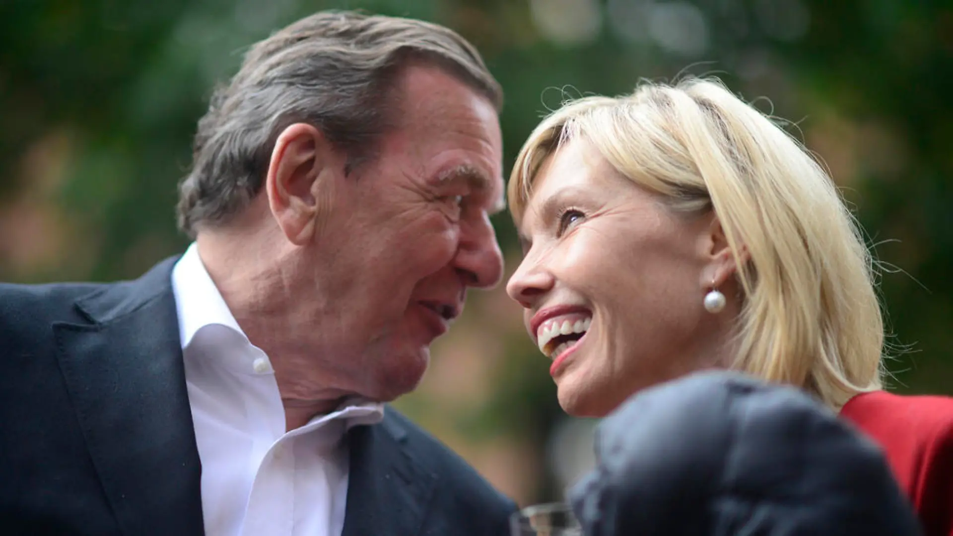 Ein Bild aus besseren Zeiten: Gerhard und Doris Schröder-Köpf 2012 beim Sommerfest der SPD in Hannover