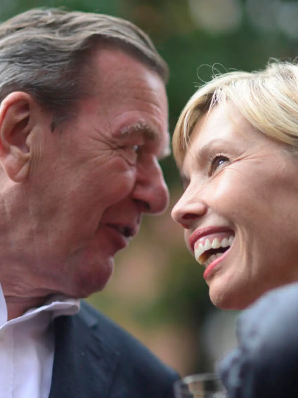 Ein Bild aus besseren Zeiten: Gerhard und Doris Schröder-Köpf 2012 beim Sommerfest der SPD in Hannover