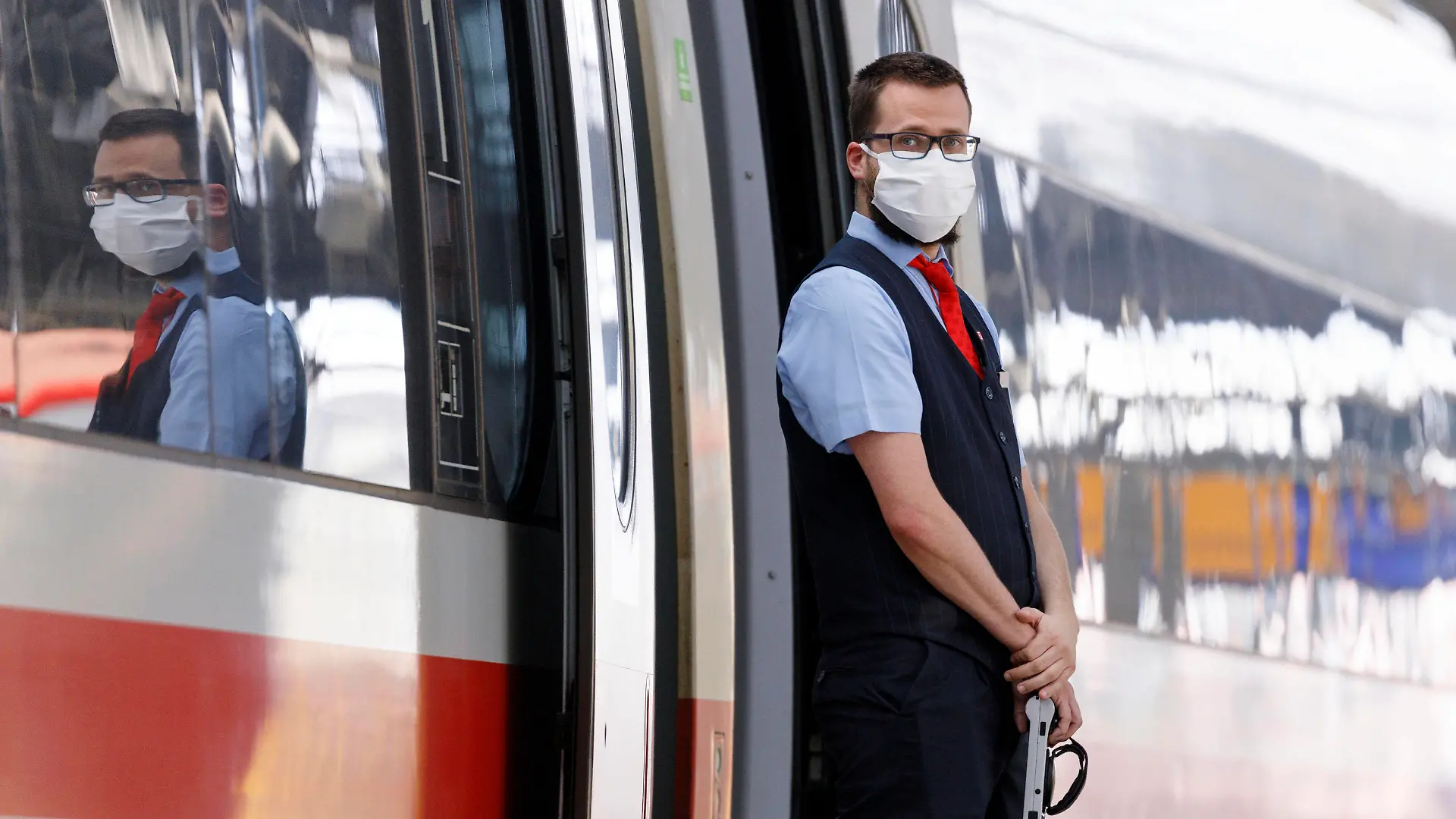  In Bussen, Bahnen und Zügen in NRW sowie auf Gleisen wie am Kölner Hauptbahnhof herrscht wegen der Coronakrise derzeit Maskenpflicht und Reisende erscheinen nur noch maskiert. Köln, 27.04.2020 *** Due to the corona crisis, masks are currently mandatory in buses, trams and trains in NRW as well as on tracks such as Cologne Central Station, and passengers only appear masked Cologne, 27 04 2020 Foto:xC.xHardtx/xFuturexImage