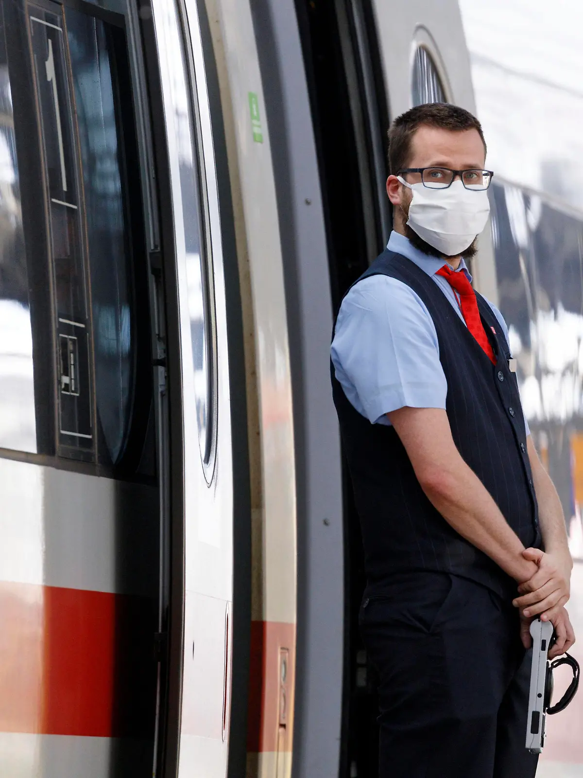  In Bussen, Bahnen und Zügen in NRW sowie auf Gleisen wie am Kölner Hauptbahnhof herrscht wegen der Coronakrise derzeit Maskenpflicht und Reisende erscheinen nur noch maskiert. Köln, 27.04.2020 *** Due to the corona crisis, masks are currently mandatory in buses, trams and trains in NRW as well as on tracks such as Cologne Central Station, and passengers only appear masked Cologne, 27 04 2020 Foto:xC.xHardtx/xFuturexImage