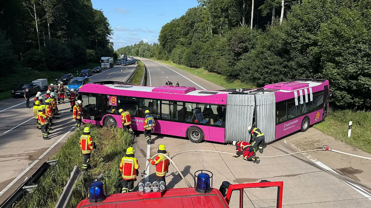 Der Bus war im Ersatzverkehr für die gesperrte Bahnstrecke zwischen Hamburg und Berlin unterwegs.