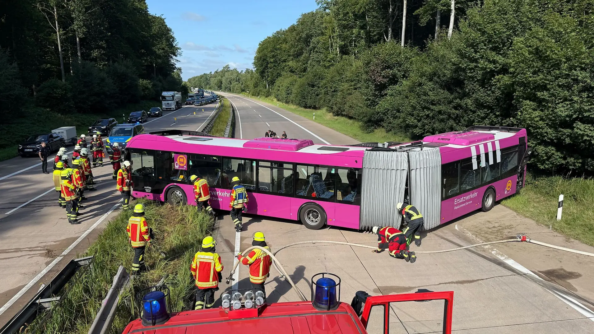 Der Bus war im Ersatzverkehr für die gesperrte Bahnstrecke zwischen Hamburg und Berlin unterwegs.