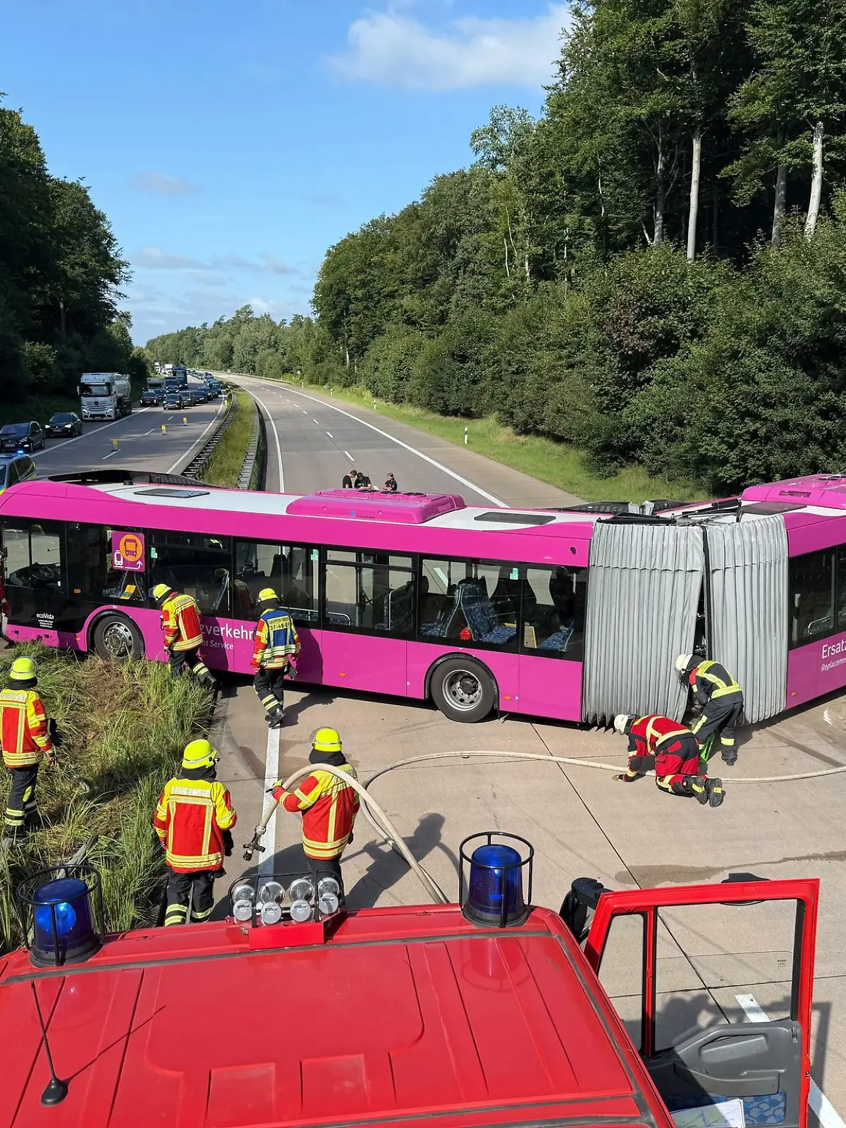 Bild zu: "Schienenersatzverkehr-Bus schleudert über die A24 "
