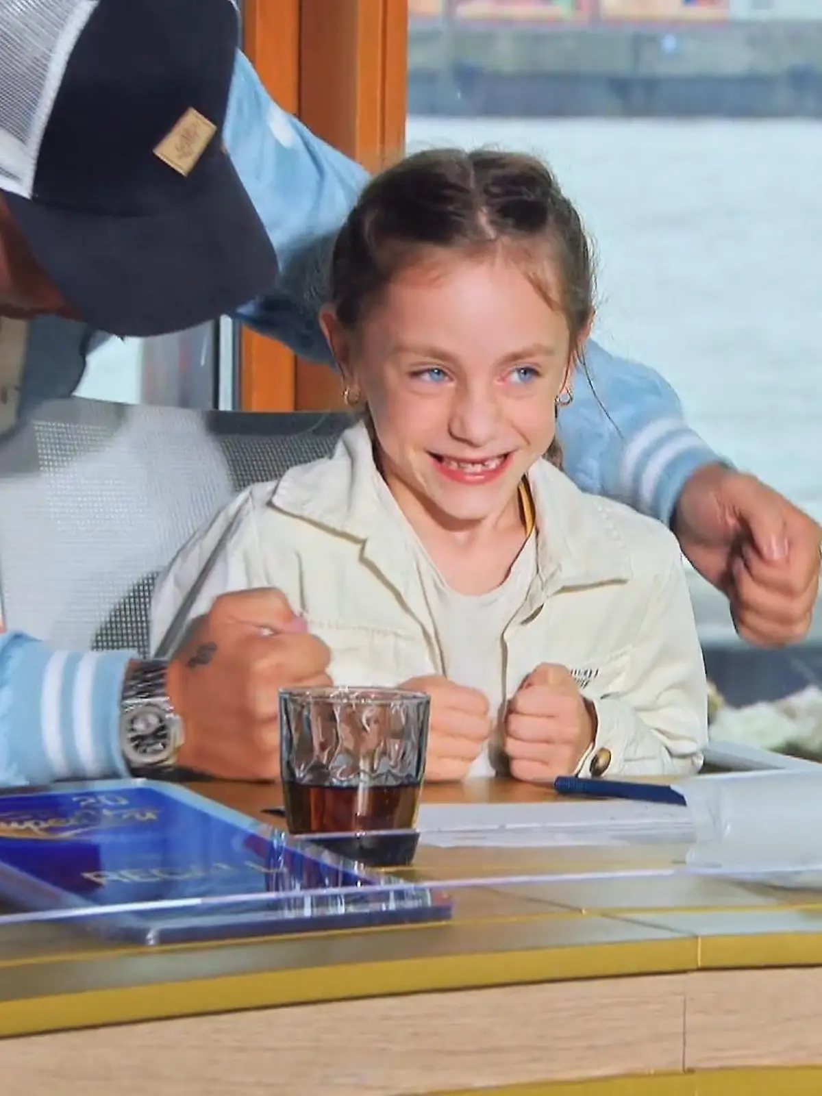 Cassia lässt einfach alle strahlen und stiehlt ihrem Vater bei diesem doch so wichtigen Casting fast die Show. Vor allem Pietro schmilzt sichtlich dahin. Er überlässt der Kleinen seinen Stuhl und gemeinsam drücken die beiden dann dem 30-jährigen Industriemechaniker ganz doll die Daumen.