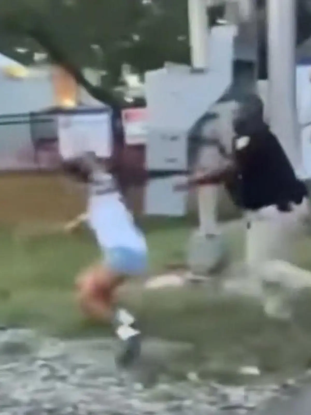 Video sorgt für Entsetzen! Polizist zieht Mädchen brutal an den Haaren