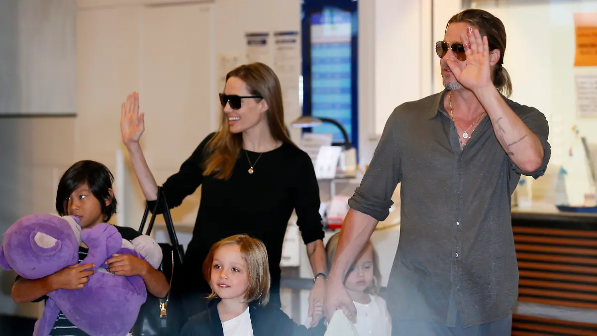 FILE - epa03804938 US actress Angelina Jolie (L) and US actor Brad Pitt (R) arrive with their children Pax Thien, Knox and Shiloh Jolie-Pitt at Tokyo International Airport at Haneda in Tokyo, Japan, 28 July 2013. EPA/KIMIMASA MAYAMA (zu dpa 'Angelina Jolie: Habe mir die Eierstöcke entfernen lassen' vom 24.03.2015) +++(c) dpa - Bildfunk+++