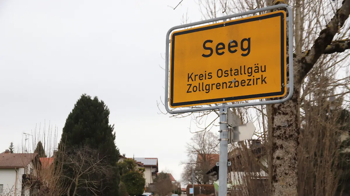 12.01.2023, Bayern, Seeg: Ein Ortsschild von Seeg im Allgäu. Wegen Betrugsverdachts in Millionenhöhe sind der Bürgermeister von Seeg im Allgäu und der Leiter eines Pflegeheims festgenommen worden. (zu dpa: «Betrugsverdacht in Millionenhöhe gegen Bürgermeister im Allgäu») Foto: Nikolas Schäfers/dpa +++ dpa-Bildfunk +++