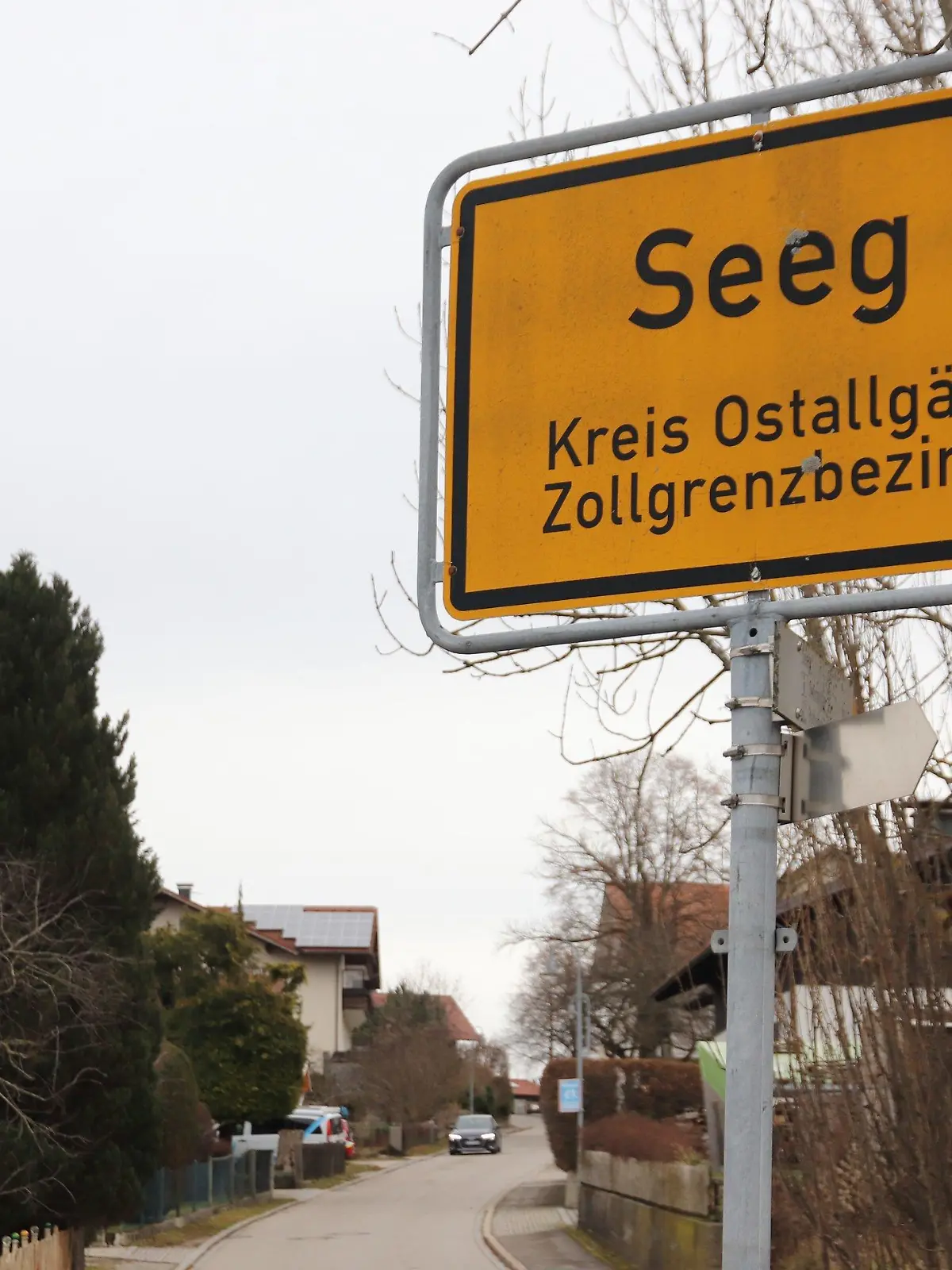 12.01.2023, Bayern, Seeg: Ein Ortsschild von Seeg im Allgäu. Wegen Betrugsverdachts in Millionenhöhe sind der Bürgermeister von Seeg im Allgäu und der Leiter eines Pflegeheims festgenommen worden. (zu dpa: «Betrugsverdacht in Millionenhöhe gegen Bürgermeister im Allgäu») Foto: Nikolas Schäfers/dpa +++ dpa-Bildfunk +++