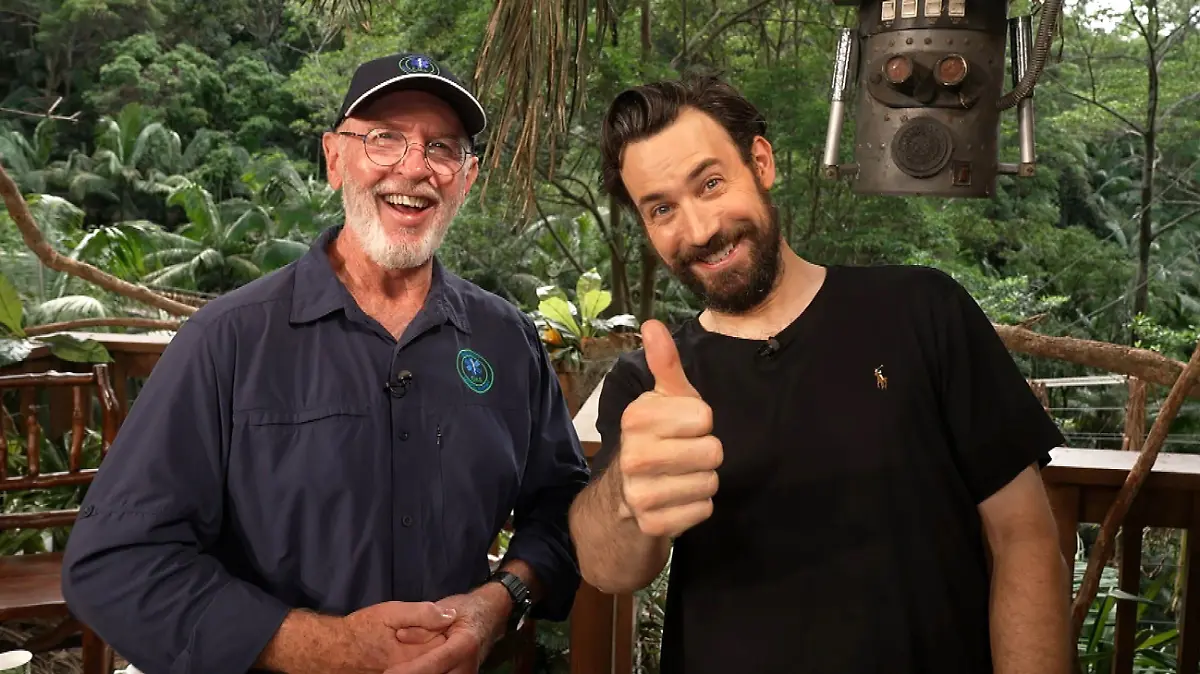 Dr. Bob (l.) und Jan Köppen im Baumhaus.
Die Verwendung des sendungsbezogenen Materials ist nur mit dem Hinweis und Verlinkung auf RTL+ gestattet.