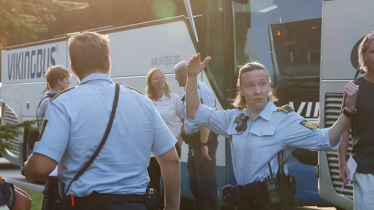 Beim heftigen Zugunfall an einem Bahnübergang in der Nähe des dänischen Orts Bjerndrup nahe der deutschen Grenze ist eine 60 Jahre alte Frau ums Leben gekommen.
