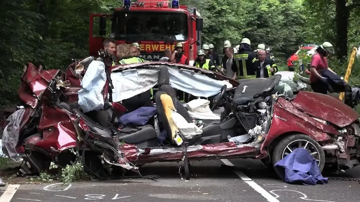Drama in Kürten! 16-Jähriger rast vier Teenager in den Tod Spritztour mit Auto der Eltern endet tödlich