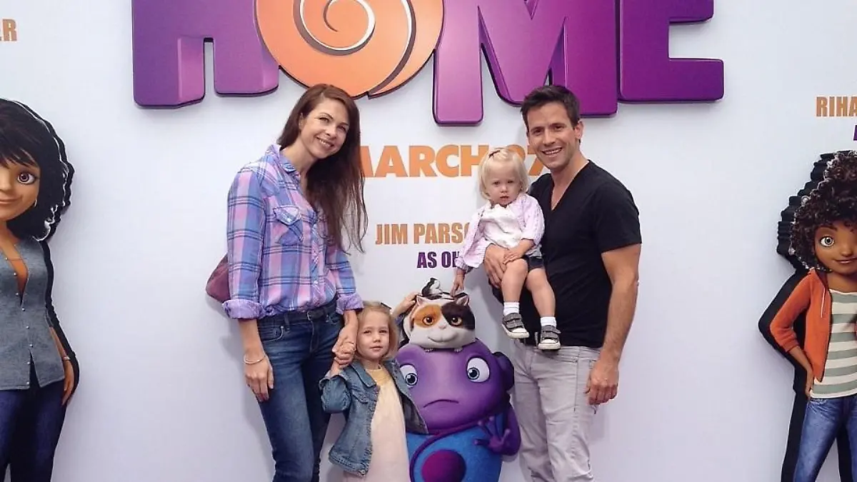 Jessica Mazur mit ihrem Ehemann und den Kindern bei der Premiere von 'Home'.
