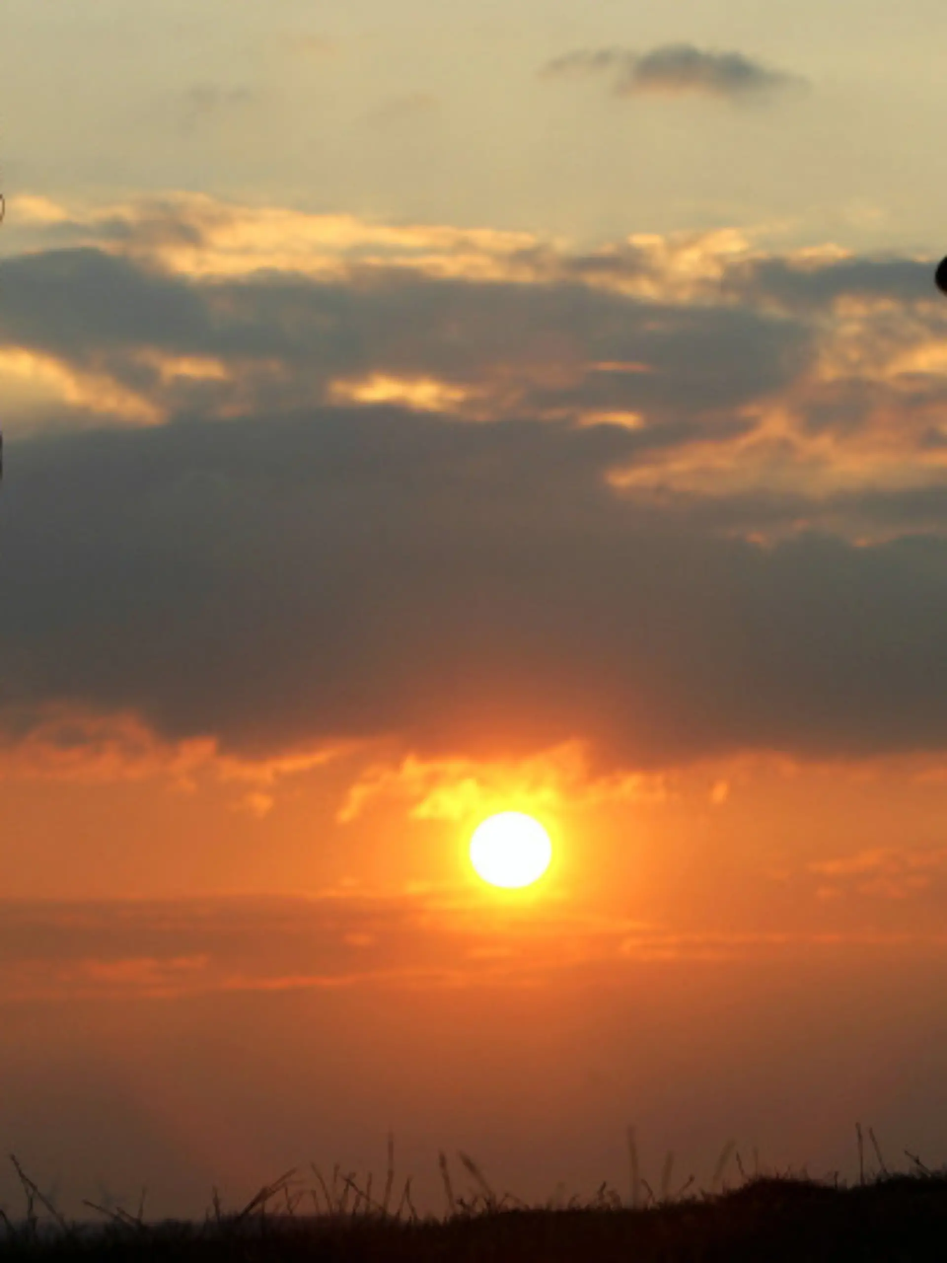 ARCHIV - Zwei Kinder hüpfen bei Sonnenuntergang auf der höchsten Erhebung des Erholungs- und Erlebnisbereiches "Halde-Norddeutschland", aufgenommen am 23.09.2007 in Neukirchen-Vluyn (Nordrhein-Westfalen). Am 20.September wird in Deutschland Weltkindertag  gefeiert. Foto: Arno Burgi/dpa + +++(c) dpa - Bildfunk+++