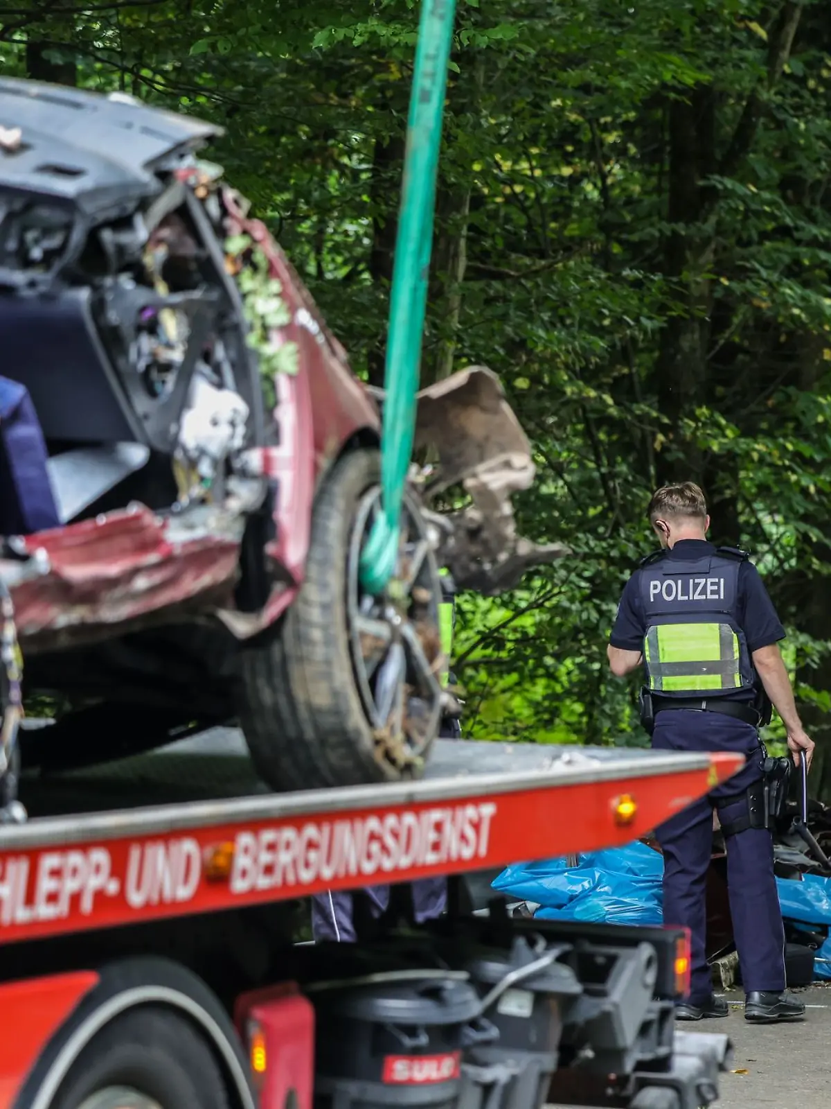 Zwei 19-jährige Männer sowie zwei 14 und 16 Jahre alte Mädchen sind bei einem Autounfall in Kürten gestorben. Am Steuer saß ein 16-Jähriger. Er überlebte. Der Wagen gehört seinen Eltern.