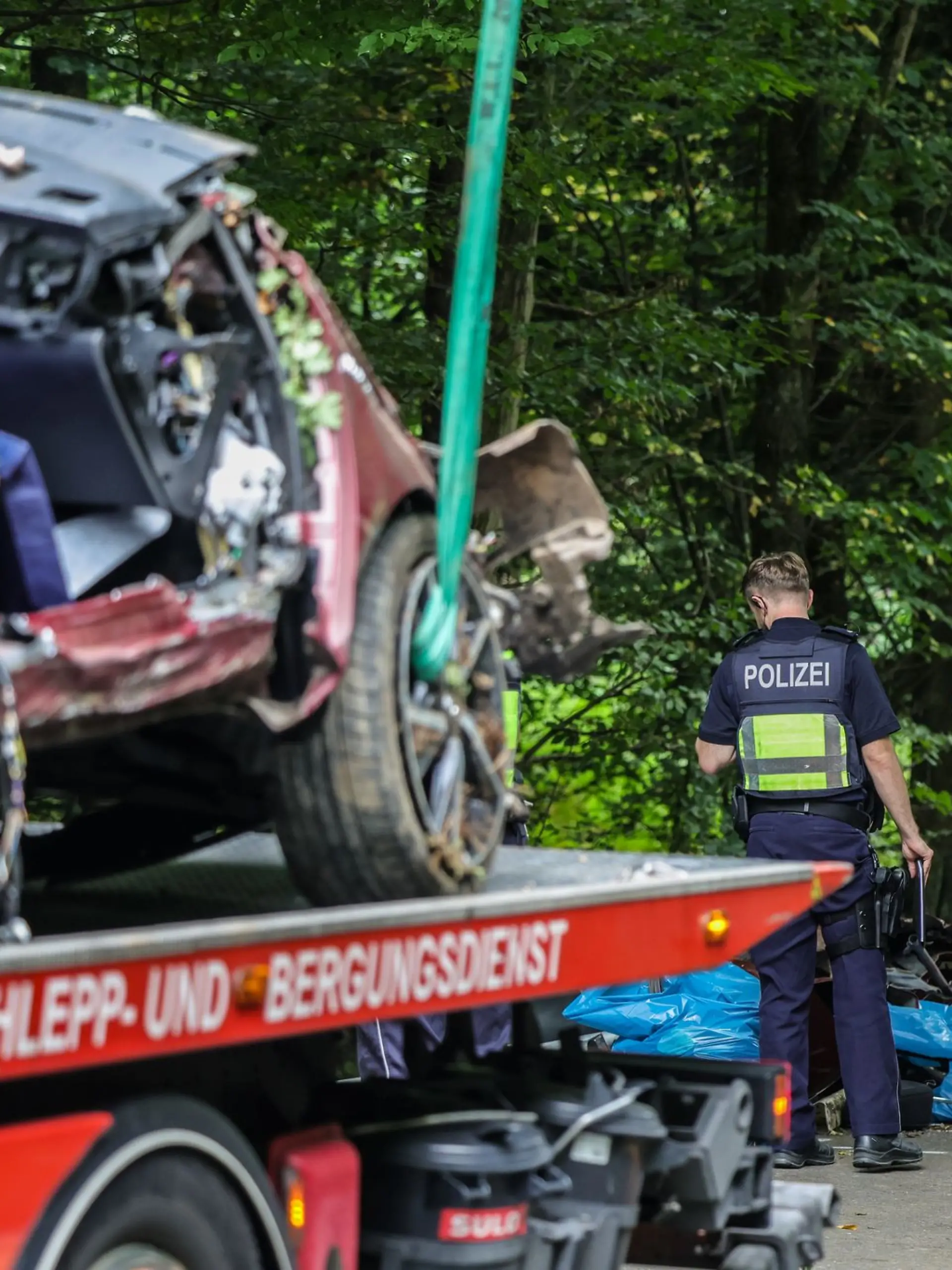 Zwei 19-jährige Männer sowie zwei 14 und 16 Jahre alte Mädchen sind bei einem Autounfall in Kürten gestorben. Am Steuer saß ein 16-Jähriger. Er überlebte. Der Wagen gehört seinen Eltern.