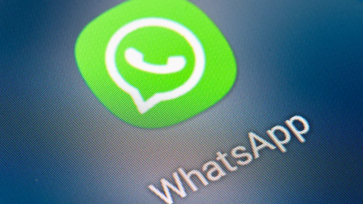 ARCHIV - 21.01.2022, Berlin: Auf dem Bildschirm eines Smartphones sieht man das Icon der App Whatsapp. Bei Whatsapp sind am Dienstag weitreichende technische Störungen aufgetreten. (zu dpa «Whatsapp in mehreren Ländern gestört») Foto: Fabian Sommer/dpa +++ dpa-Bildfunk +++
