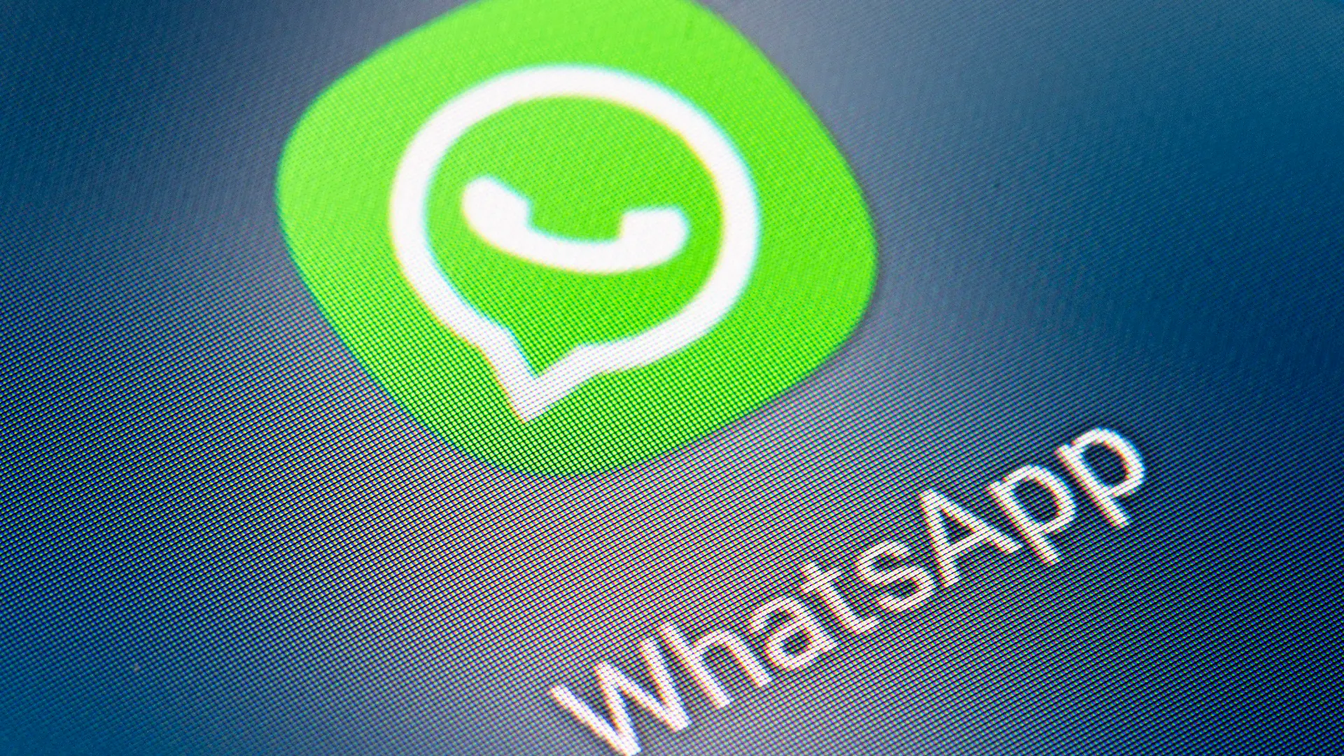 ARCHIV - 21.01.2022, Berlin: Auf dem Bildschirm eines Smartphones sieht man das Icon der App Whatsapp. Bei Whatsapp sind am Dienstag weitreichende technische Störungen aufgetreten. (zu dpa «Whatsapp in mehreren Ländern gestört») Foto: Fabian Sommer/dpa +++ dpa-Bildfunk +++