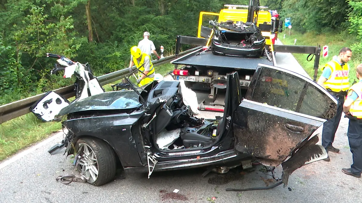 16.08.2025, Saarland, Homburg: Polizeit und Abschleppdienst arbeiten an der Unfallstelle. Bei einem Verkehrsunfall auf einer Landstraße sind ein 21 Jahre alter Autofahrer und seine gleichaltrige Beifahrerin ums Leben gekommen.