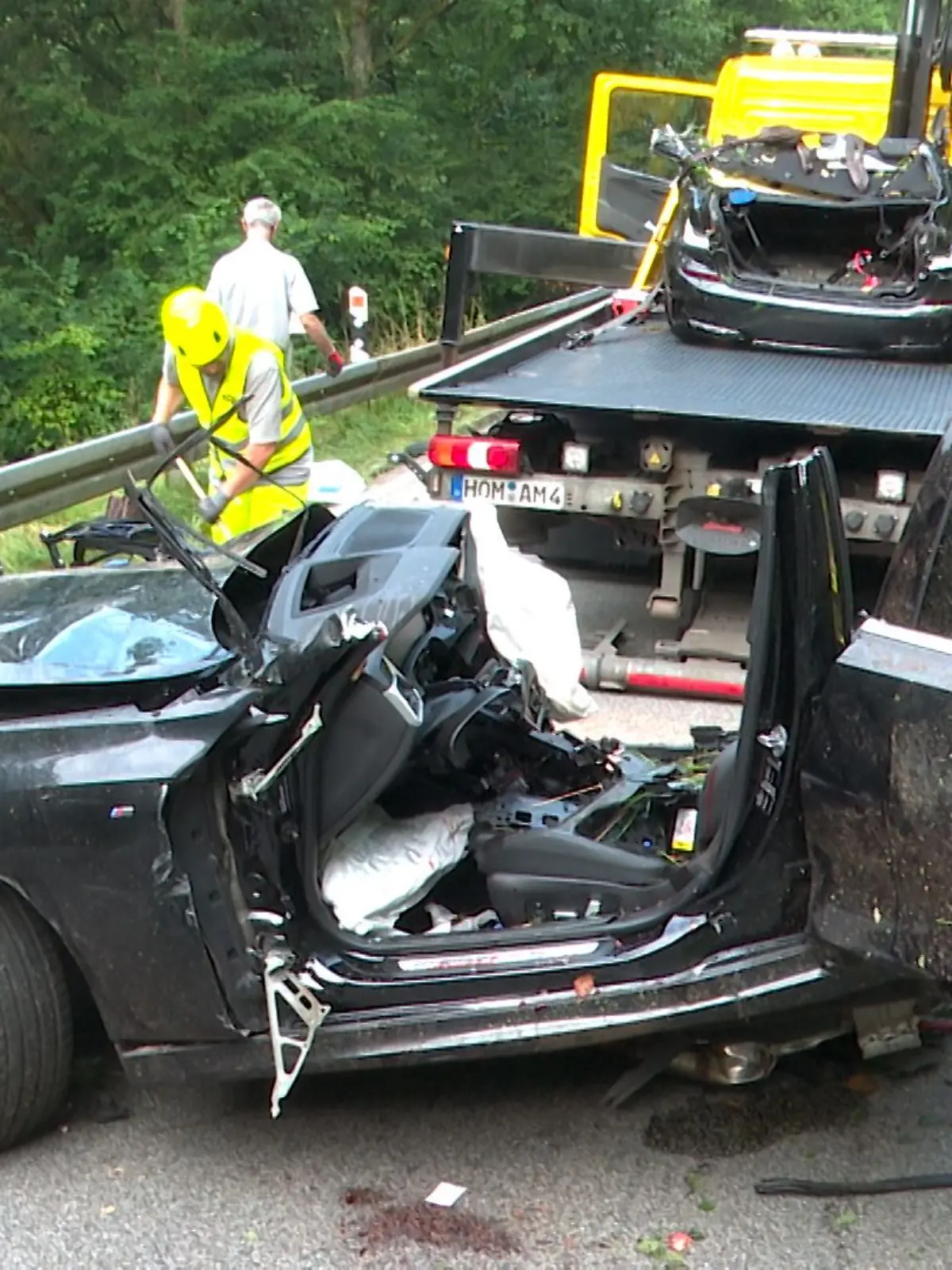 16.08.2025, Saarland, Homburg: Polizeit und Abschleppdienst arbeiten an der Unfallstelle. Bei einem Verkehrsunfall auf einer Landstraße sind ein 21 Jahre alter Autofahrer und seine gleichaltrige Beifahrerin ums Leben gekommen.