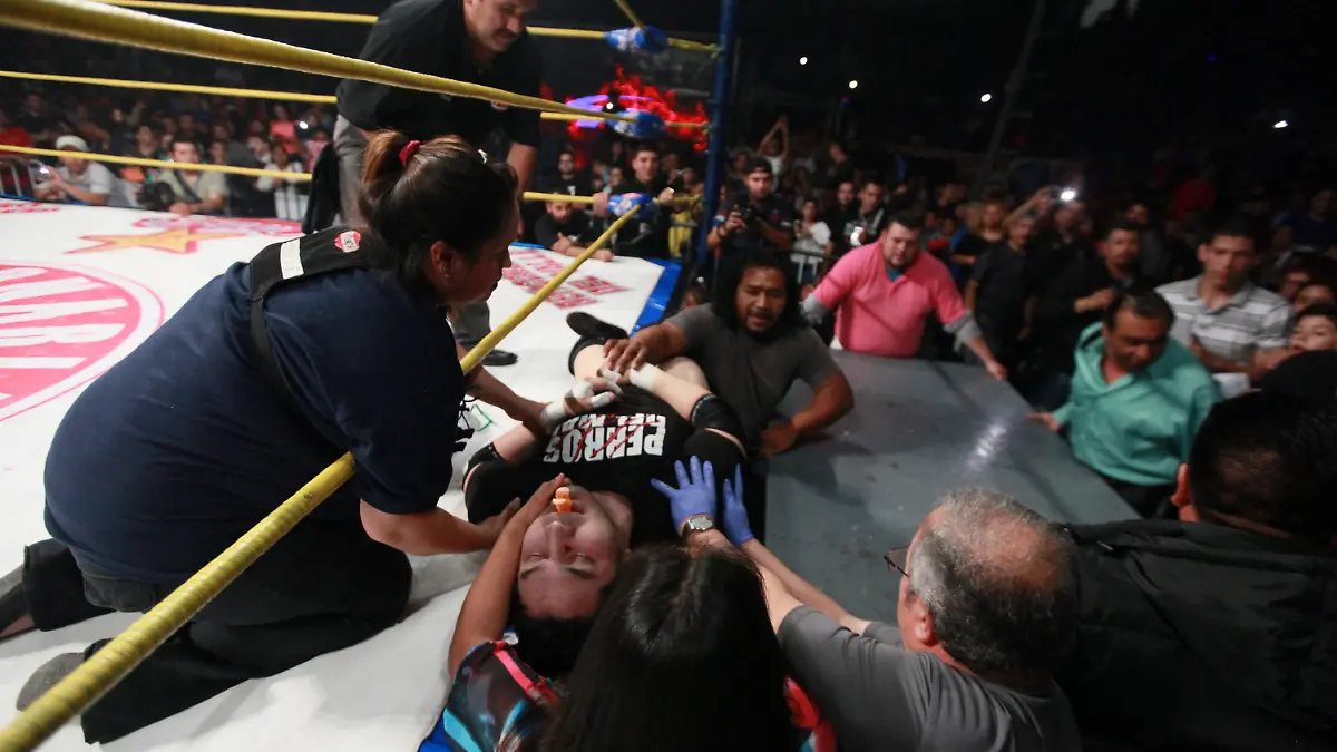 epa04673932 A handout picture provided by webstie Frontera.info on 21 March 2015 shows Mexican wrestler Pedro 'Perro' Aguayo Jr. (C), 35, receiving medical treatment after receiving a flying kick from his rival 'Rey Misterio' during a fight in Tijuana, Mexico, on 20 March 2015. Aguayo was tkaen to a hospital, where he was declared dead due to concussion trauma. EPA/Omar Martinez EDITORIAL USE ONLY/NO SALES +++(c) dpa - Bildfunk+++