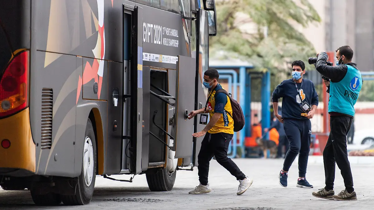 210129 Omar, team guide of Sweden, opens the loading compartment on the bus ahead of the 2021 IHF World Handball Championship semi-final match between Sweden and France on January 29, 2021 in Cairo. Photo: Mathias Bergeld / BILDBYRAN / COP 200 / MB0117 handball handboll handball bbeng vm handball-vm handbolls-vm ihf handball World Championship, WM, Weltmeisterschaft world handball championship 2021 world championship 2021 sweden sverige france frankrike semifinal semifinals semi-final semi-finals *** 210129 Omar, team guide of Sweden, opens the loading compartment on the bus ahead of the 2021 IHF World Handball Championship semi final match between Sweden and France on January 29, 2021 in Cairo Photo Mathias Bergeld BILDBYRAN COP 200 MB0117 handball handboll handball bbeng vm handball vm handbolls vm ihf handball world championship world handball championship 2021 world championship 2021 sweden sverige france francrike semifinal semifinals semi final semi finals, PUBLICATIONxNOTxINxSWExNORxAUT Copyright: MATHIASxBERGELD BB210129MB006