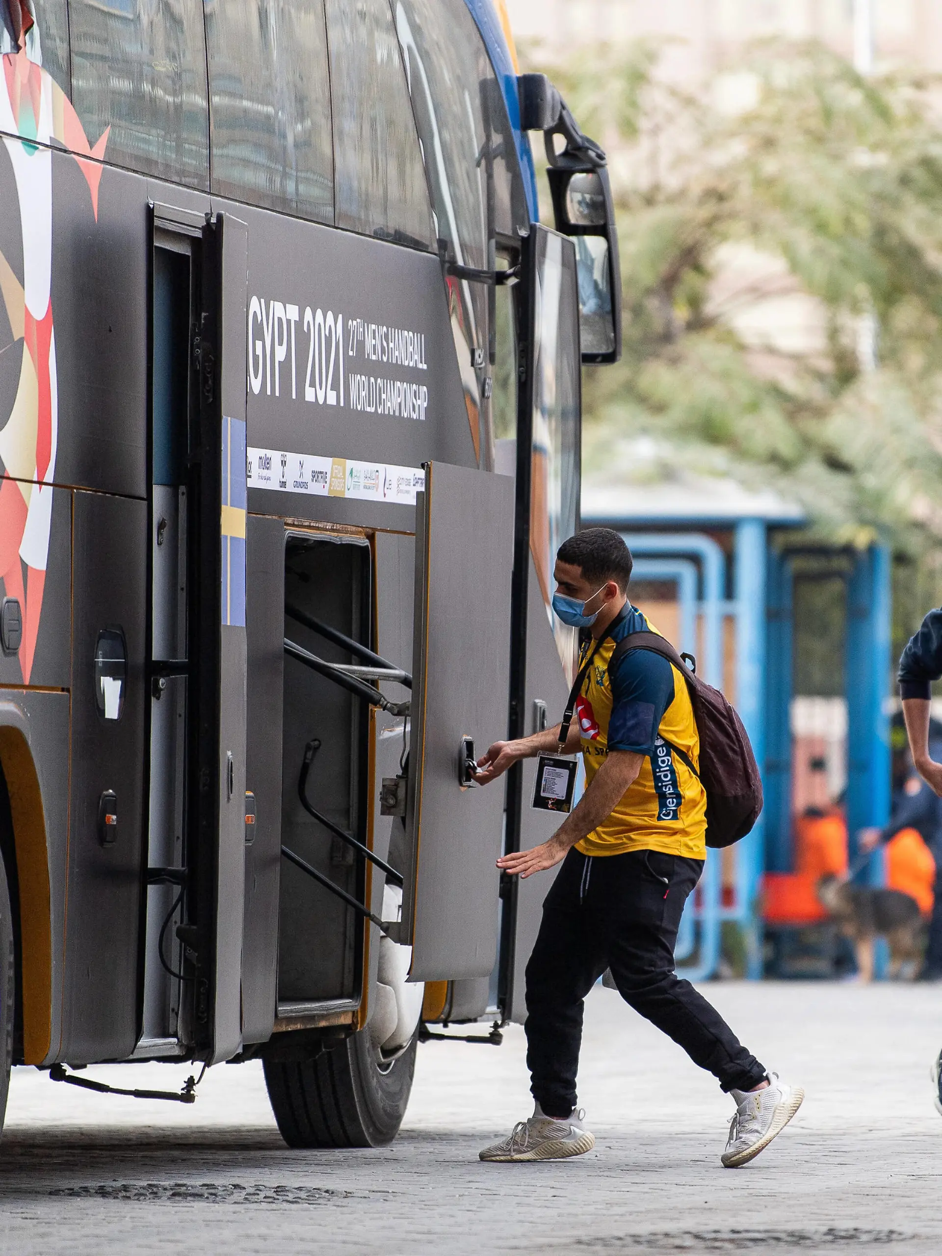  210129 Omar, team guide of Sweden, opens the loading compartment on the bus ahead of the 2021 IHF World Handball Championship semi-final match between Sweden and France on January 29, 2021 in Cairo. Photo: Mathias Bergeld / BILDBYRAN / COP 200 / MB0117 handball handboll handball bbeng vm handball-vm handbolls-vm ihf handball World Championship, WM, Weltmeisterschaft world handball championship 2021 world championship 2021 sweden sverige france frankrike semifinal semifinals semi-final semi-finals *** 210129 Omar, team guide of Sweden, opens the loading compartment on the bus ahead of the 2021 IHF World Handball Championship semi final match between Sweden and France on January 29, 2021 in Cairo Photo Mathias Bergeld BILDBYRAN COP 200 MB0117 handball handboll handball bbeng vm handball vm handbolls vm ihf handball world championship world handball championship 2021 world championship 2021 sweden sverige france francrike semifinal semifinals semi final semi finals, PUBLICATIONxNOTxINxSWExNORxAUT Copyright: MATHIASxBERGELD BB210129MB006 