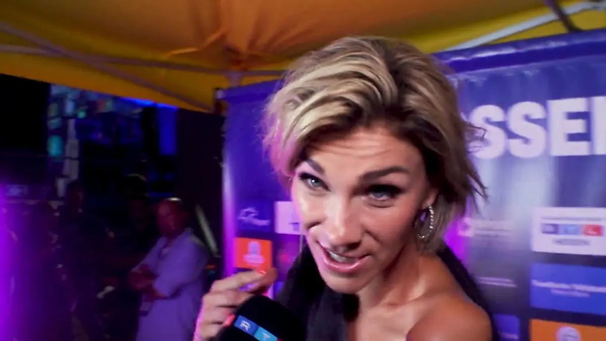 Bei dieser Liebes-Frage ergreift Anna-Maria Zimmermann im RTL-Interview die Flucht Nach Beziehung mit Julian Benz