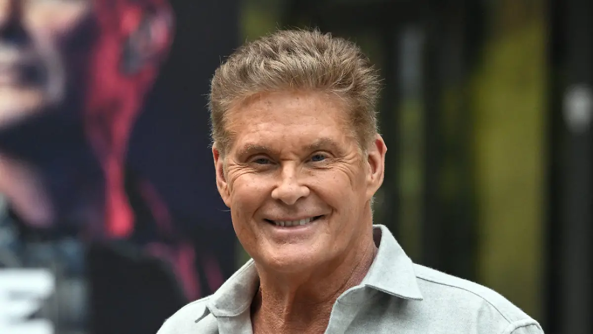 ARCHIV - 24.10.2022, Nordrhein-Westfalen, Köln: US-Sänger David Hasselhoff in Köln bei der Vorstellung der RTL+-Produktion «Ze Network». Er hat krankheitsbedingt seine geplante Tour im Frühjahr durch zehn Städte in Deutschland, Österreich und der Schweiz abgesagt. (zu dpa David Hasselhoff sagt Tour krankheitsbedingt ab) Foto: Federico Gambarini/dpa +++ dpa-Bildfunk +++