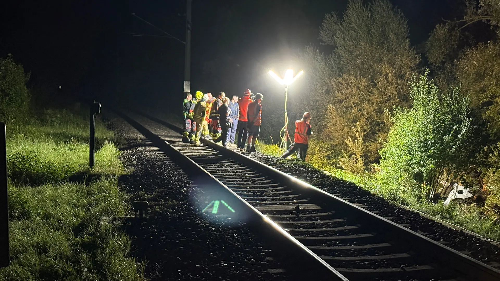 An einem unbeschrankten Bahnübergang in Manching (Bayern) sind Samstagnacht zwei junge Männer (23) in einem Auto ums Leben gekommen.