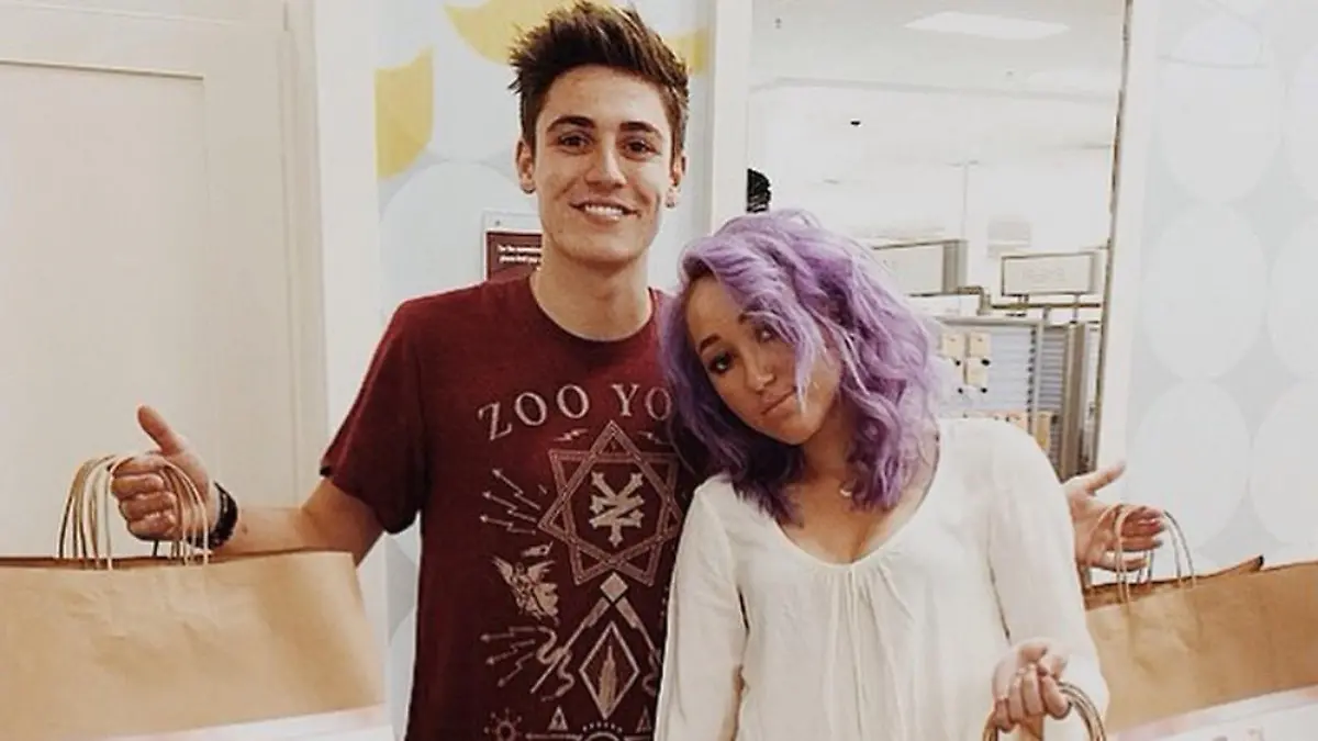 Glücklich mit dem neuen Look? Noah Cyrus mit lilafarbenen Haaren