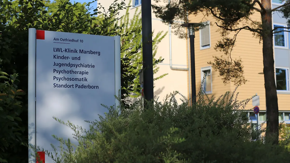 Der Angriff geschah in einer LWL-Fachklinik in Paderborn. Der Gesundheitszustand der angegriffenen 24-Jährigen hat sich nach dem Angriff laut Polizei verbessert. Die mutmaßliche 13-jährige Täterin wurde inzwischen woanders untergebracht.
