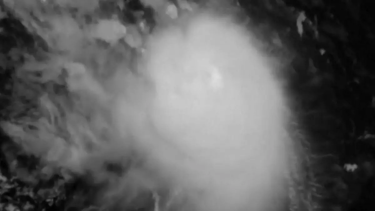 Für Wetterdaten! Sturmjäger fliegen mitten ins Auge eines Hurrikans 260 Kilometer pro Stunde