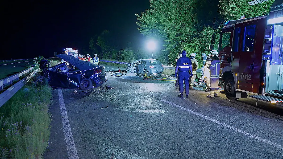 Die Bundesstraße glich nach dem Unfall einem Trümmerfeld.