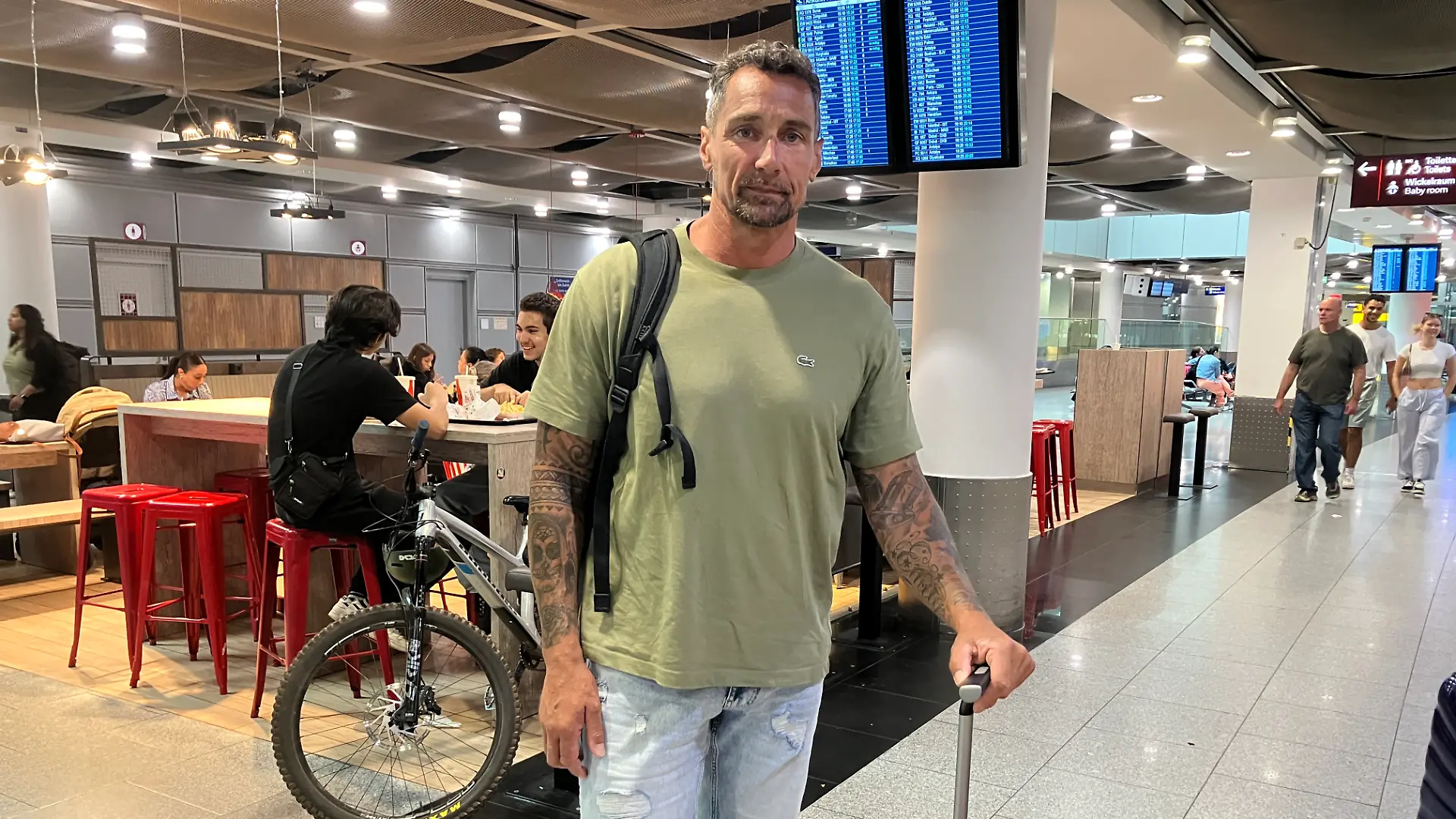 Condor-Passagier am Flughafen Düsseldorf