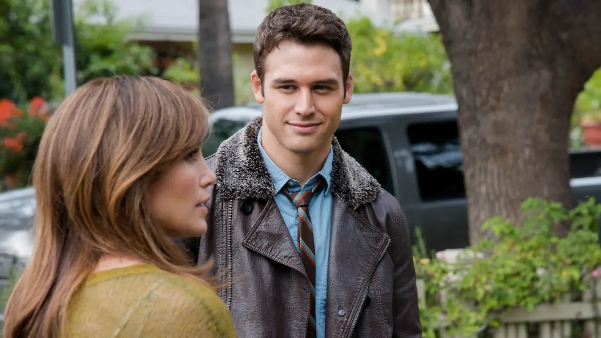 HANDOUT - Jennifer Lopez und Ryan Guzman in einer Szene des Films «The Boy Next Door» (undatiert). Der Film kommt am 19.03.2015 in die deutschen Kinos. Foto: Universal Pictures/dpa - ACHTUNG: Verwendung nur für redaktionelle Zwecke in Zusammenhang mit der Berichterstattung über diesen Film und mit Urheber-Nennung Foto: Universal Pictures/dpa (zu dpa-Kinostarts Wiederholung am 16.03.2015) +++(c) dpa - Bildfunk+++