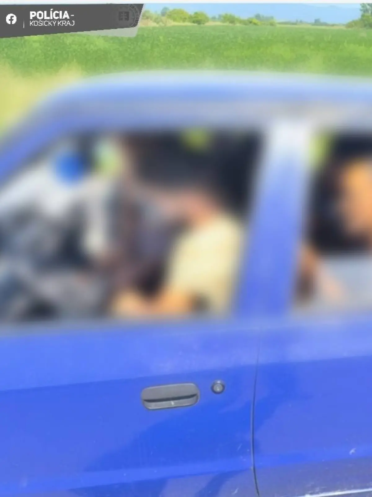 Eine Verkehrskontrolle in der Ostslowakei - soweit, so gut. Aber als die Polizisten bemerken, wie viele Menschen in dem kleinen Auto sitzen, können sie es nicht recht fassen. In einem Beitrag sprechen die Beamten von einem schockierenden Vorfall, denn so viele Menschen auf so kleinen Raum haben sie zuvor noch nicht gesehen.