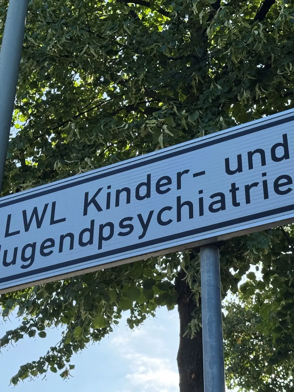 Bild zu: "13-Jährige sticht in Psychiatrie auf Betreuerin ein"