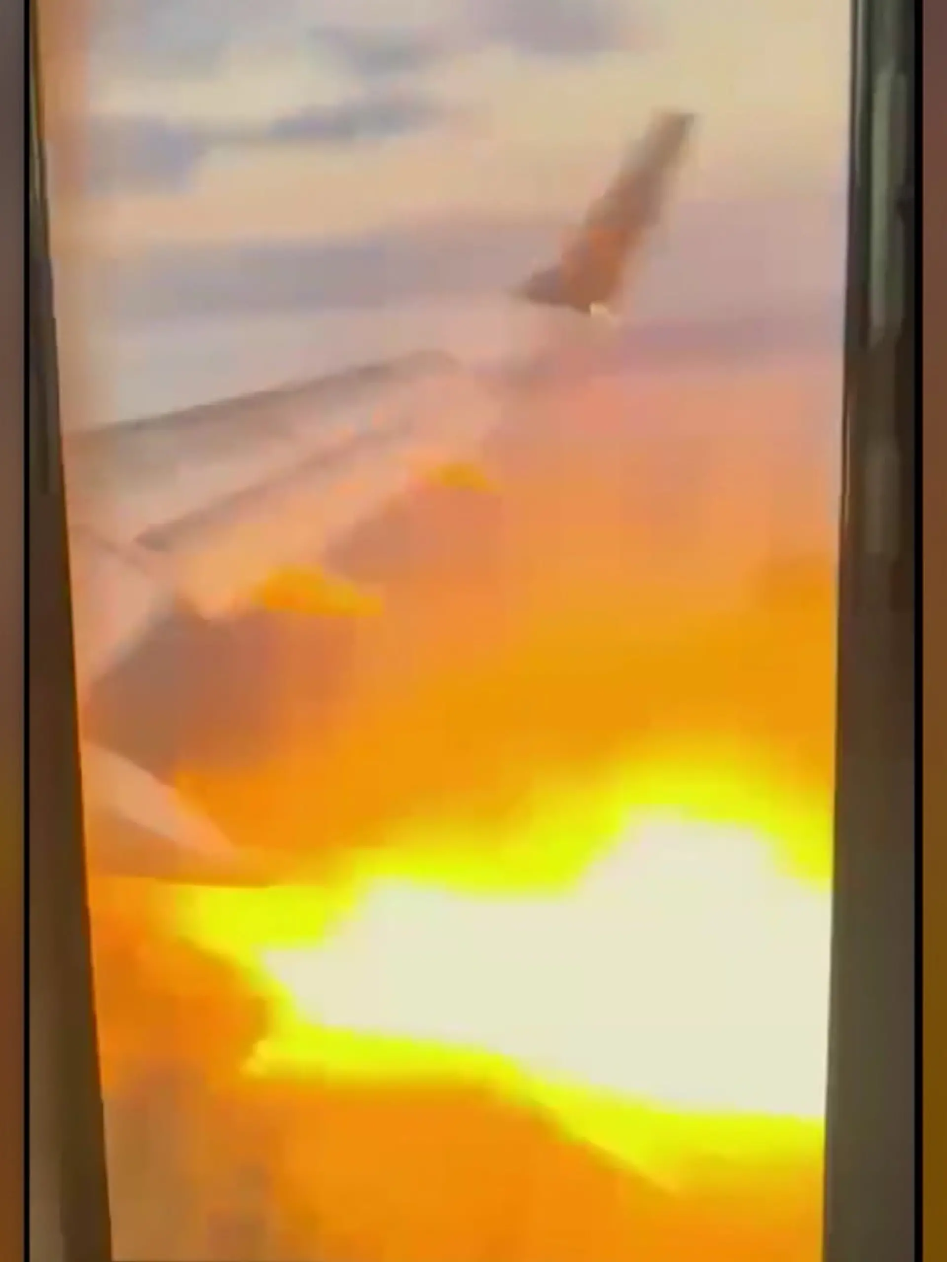 Triebwerk plötzlich in Flammen!