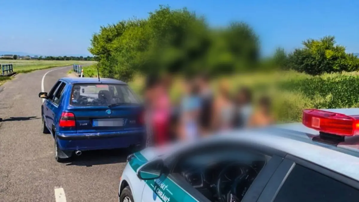 Eine Verkehrskontrolle in der Ostslowakei - so weit, so gut. Aber als die Polizisten bemerken, wie viele Menschen in dem kleinen Auto sitzen, können sie es nicht recht fassen. In einem Beitrag sprechen die Beamten von einem schockierenden Vorfall, denn so viele Menschen auf so kleinen Raum haben sie zuvor noch nicht gesehen.
