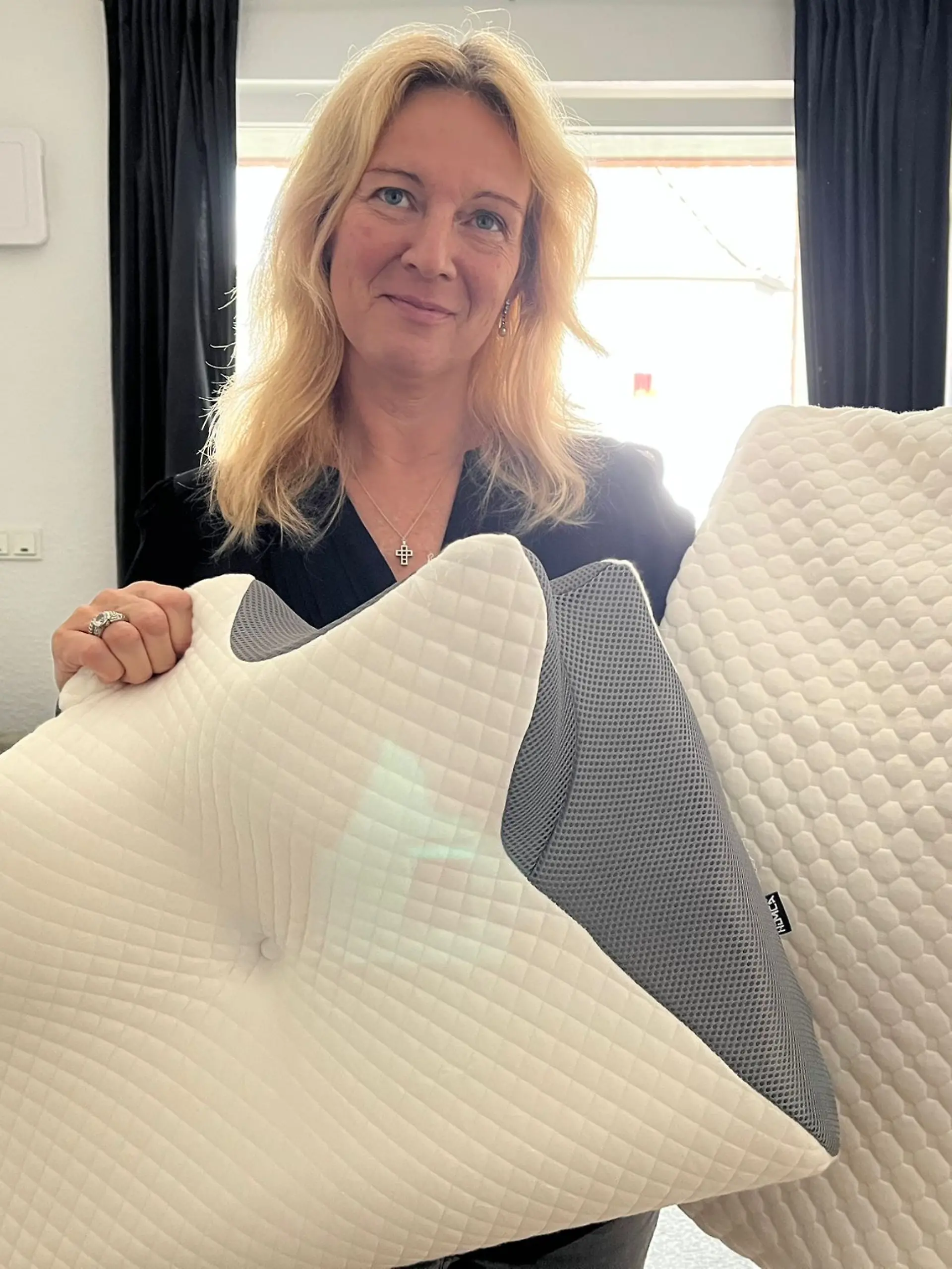 Bild zu: "Kopf an Kopf beim Kissen-Test! Auf welchem Memory Foam Modell liegen wir traumhaft gut?"