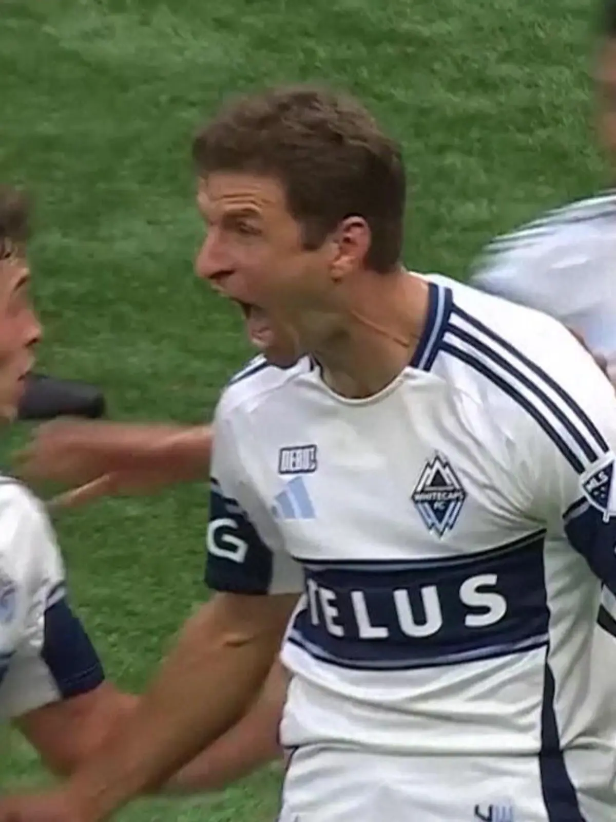 Bild zu: "Mit Volley-Schuss! Thomas Müller versetzt Vancouver in Ekstase"