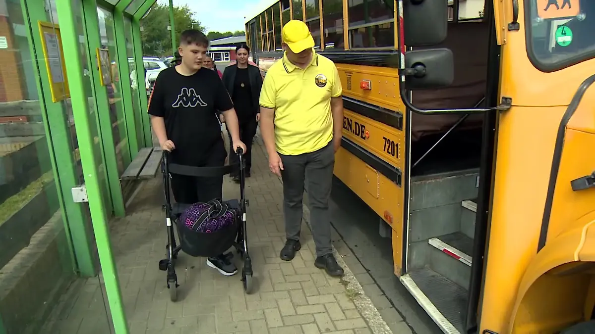 Für einen kurzen Moment kann der Junge sein heftiges Schicksal vergessen. 
