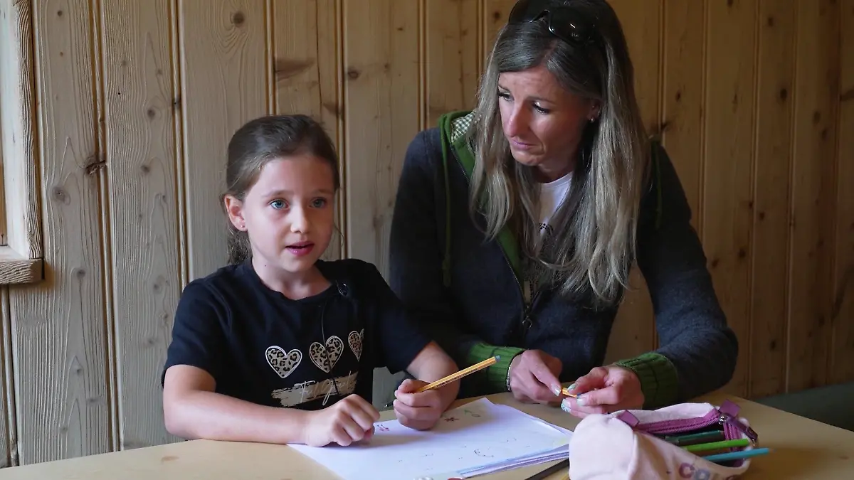 Die siebenjährige Liana konnte sich nur gerade so vor einer Kuh retten.