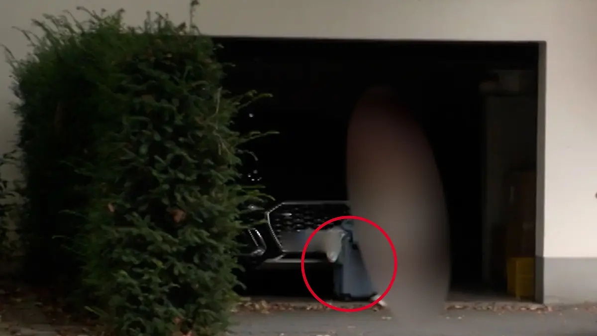 Ein Koffer wird zum Auto gebracht