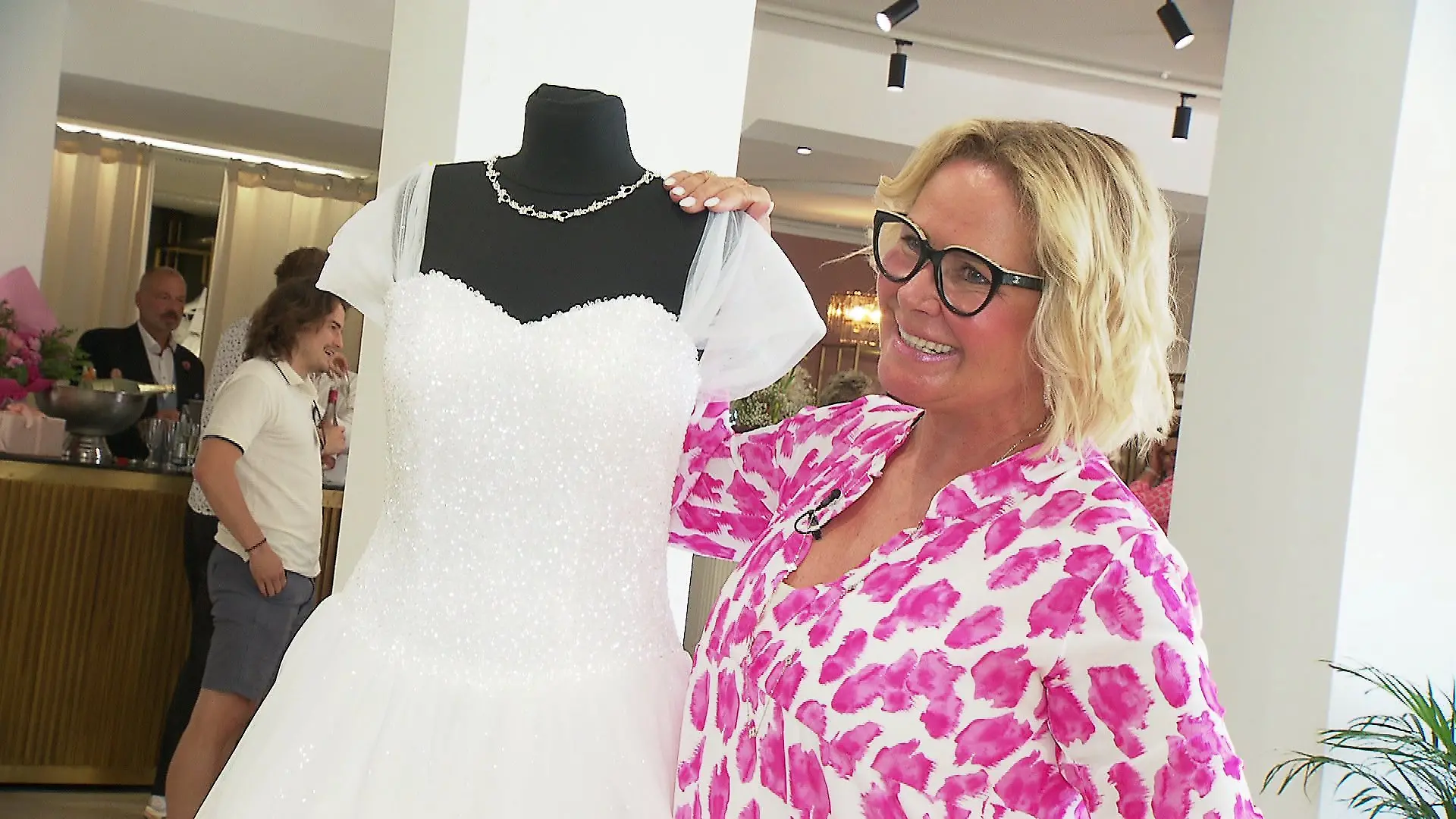 Sie kann die Hochzeit kaum abwarten: „Der Gedanke, dass ich nochmal mit Stefan irgendwo Hand in Hand stehe und wir dieses Ehegelübde wiederholen, das berührt mich sehr.”