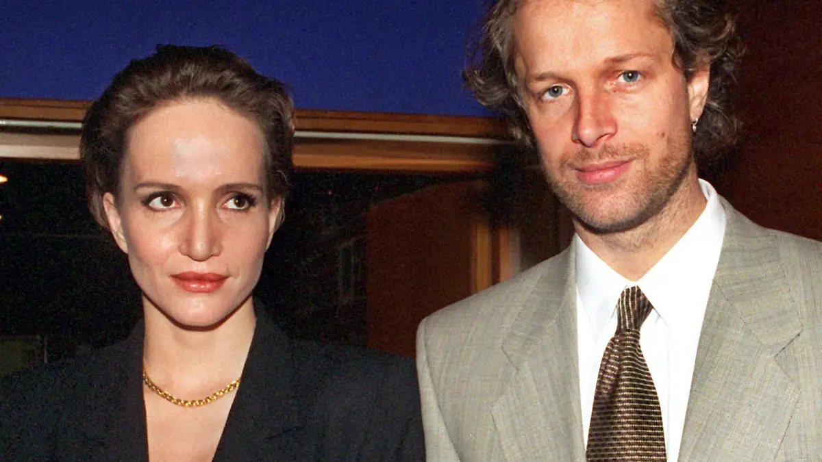 Noch Seite an Seite stehen am 22.3.1996 Anouschka Renzi und ihr Mann Jochen Horst (Archivbild). Nun hat sich das deutsche Schauspieler-Ehepaar nach drei Jahren Ehe getrennt, wie die „Bild”-Zeitung am 14.10.1998 bekanntgab. Erst vor sieben Monaten war die kleine Tochter Chiara-Moon zur Welt gekommen. „Ich genieße das Alleinsein. Als junger Vater kann man ruhig mal auf Distanz gehen” zitiert die „Bild”-Zeitung Jochen Horst, der seine Familie viel allein gelassen haben soll. Zudem würde er lieber in Frankreich wohnen, „da ist es aber für Anouschka zu einsam.”