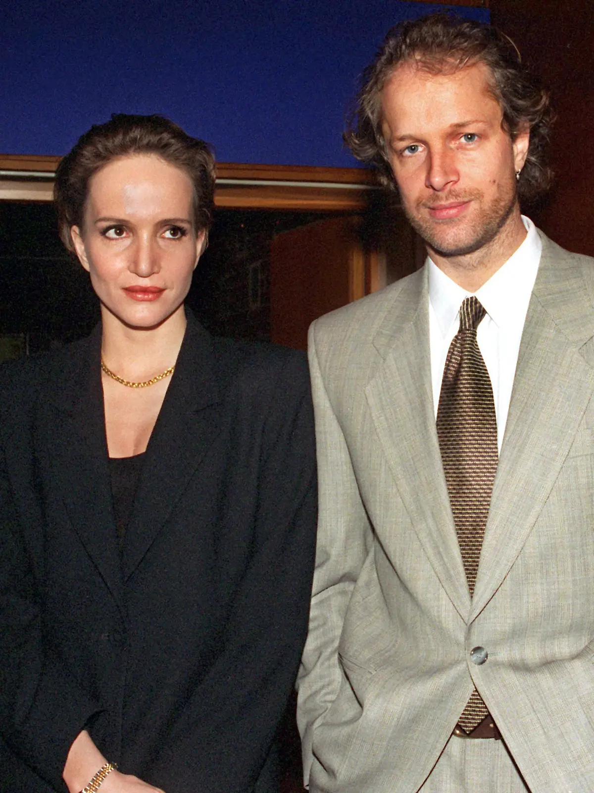 Noch Seite an Seite stehen am 22.3.1996 Anouschka Renzi und ihr Mann Jochen Horst (Archivbild). Nun hat sich das deutsche Schauspieler-Ehepaar nach drei Jahren Ehe getrennt, wie die „Bild”-Zeitung am 14.10.1998 bekanntgab. Erst vor sieben Monaten war die kleine Tochter Chiara-Moon zur Welt gekommen. „Ich genieße das Alleinsein. Als junger Vater kann man ruhig mal auf Distanz gehen” zitiert die „Bild”-Zeitung Jochen Horst, der seine Familie viel allein gelassen haben soll. Zudem würde er lieber in Frankreich wohnen, „da ist es aber für Anouschka zu einsam.”